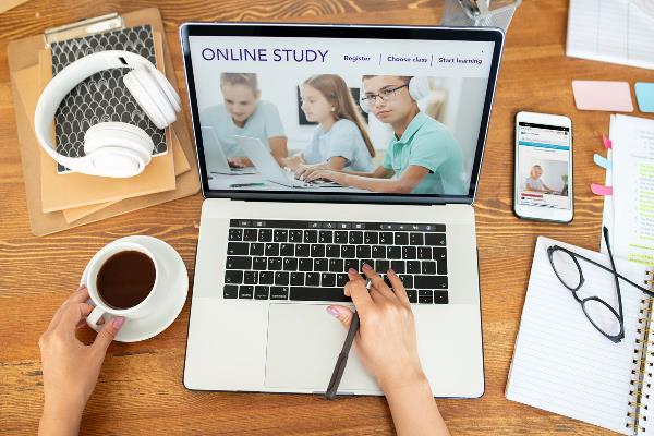 Profesores frente a laptop 1