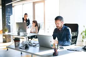 Tres personas trabajando Tres personas trabajando